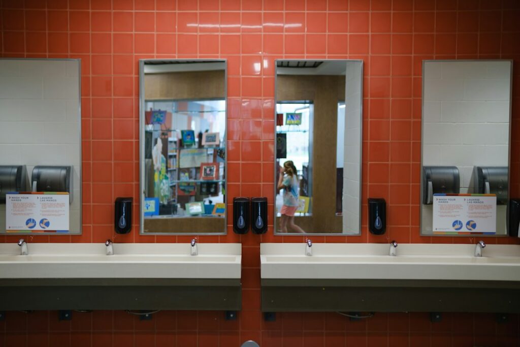 Baño público de alto tránsito con sistema de secado de manos