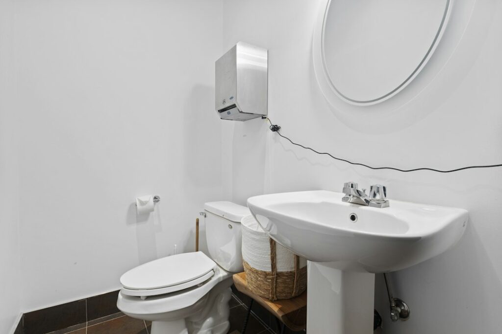 Baño de oficina donde se mide el consumo de papel higiénico por persona