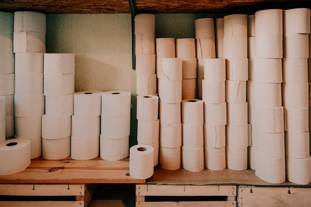 Rollos de papel higiénico terminados después del rebobinado y corte