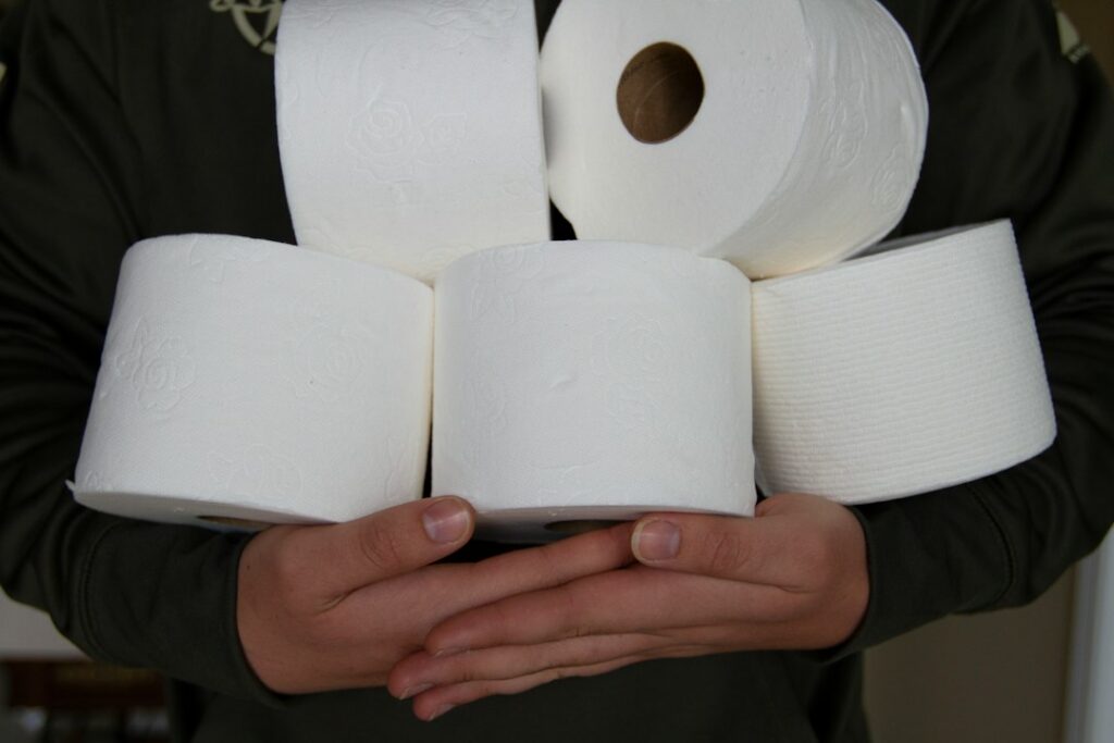 Stock de papel higiénico para cubrir el consumo mensual de una empresa
