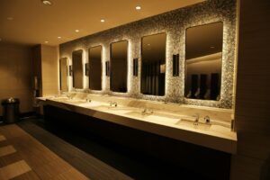 Baño de empresa: toallas intercaladas, bobinas o secador de manos